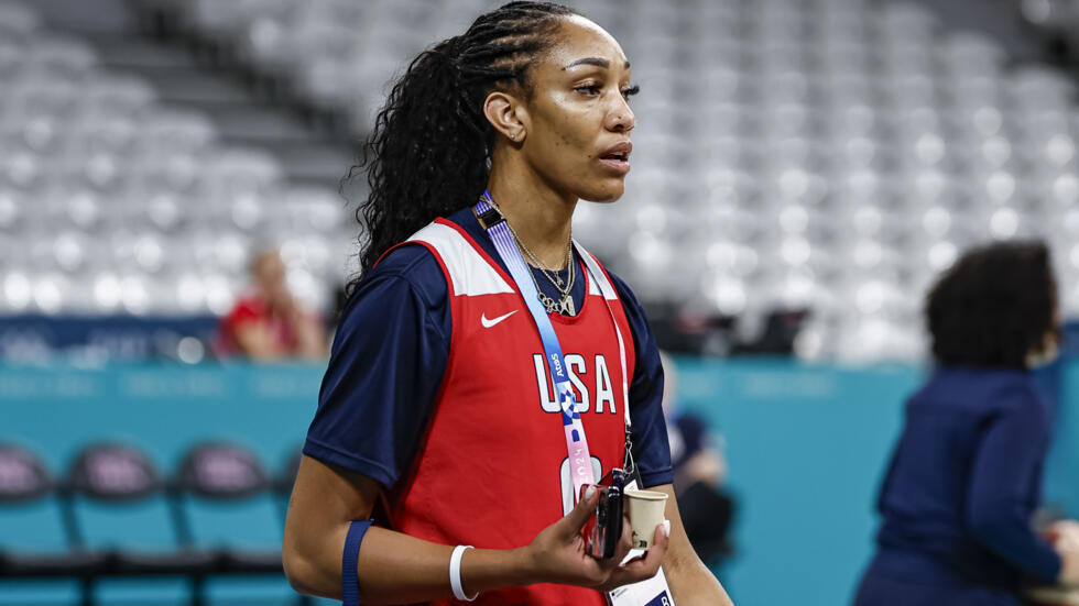 La jugadora estadounidense de básquet A'ja Wilson al término de una sesión de entrenamiento en el estadio Pierre-Mauroy de Villeneuve-d’Ascq (norte de Francia), el 25 de julio de 2024