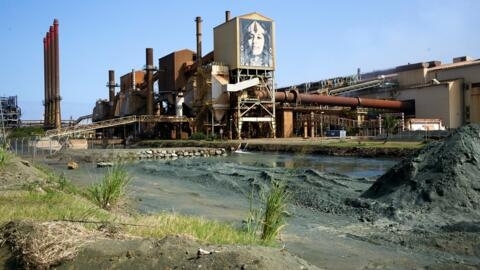 Photo prise à Nouméa le 4 juin 2024 montrant l’usine SLN après les émeutes meurtrières en Nouvelle-Calédonie. Les troubles ont aggravé la crise de l'industrie du nickel, déjà fragile. L'archipel, troisième producteur mondial, est en péril. (image d'illustration).