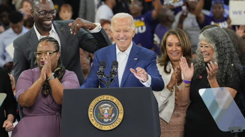 El presidente Joe Biden sonríe mientras pronuncia un discurso en el instituto Renaissance de Detroit durante un acto de campaña, el viernes 12 de julio de 2024 en Detroit.