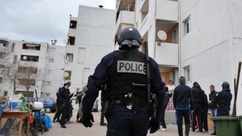 Policiais franceses durante operação no conjunto habitacional de Brassens, ao norte de Marselha.