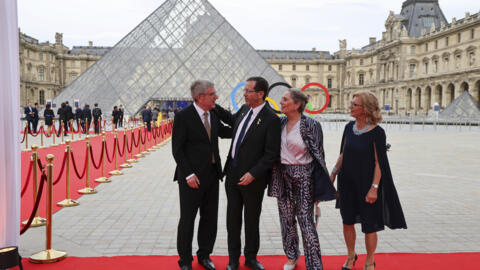 Presedintele CIO Thomas Bach (stânga) si sotia Claudia Bach îi întâmpina pentru cina de gala oferita de Comitetul International Olimpic si de Palatul Elysée, cu 24 de ore înainte de deschiderea JO de vara 2024, la Muzeul Luvru, pe presedintele Israelului Isaac Herzog si pe sotia Michal Herzog, Paris, 25.07.2024.