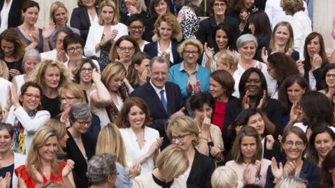 O ex-presidente da Assembleia, Richard Ferrand, posa com as deputadas recém-eleitas da então maioria presidencial, em 24 de junho de 2019.