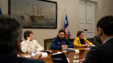 El presidente chileno, Gabriel Boric, la ministra de Defensa (derecha), Maya Fernández, y la ministra del Interior, Carolina Toha, se reúnen durante un "Gabinete Pro Seguridad" en el Palacio de Gobierno de La Moneda. Santiago de Chile, 18 de julio de 2024.