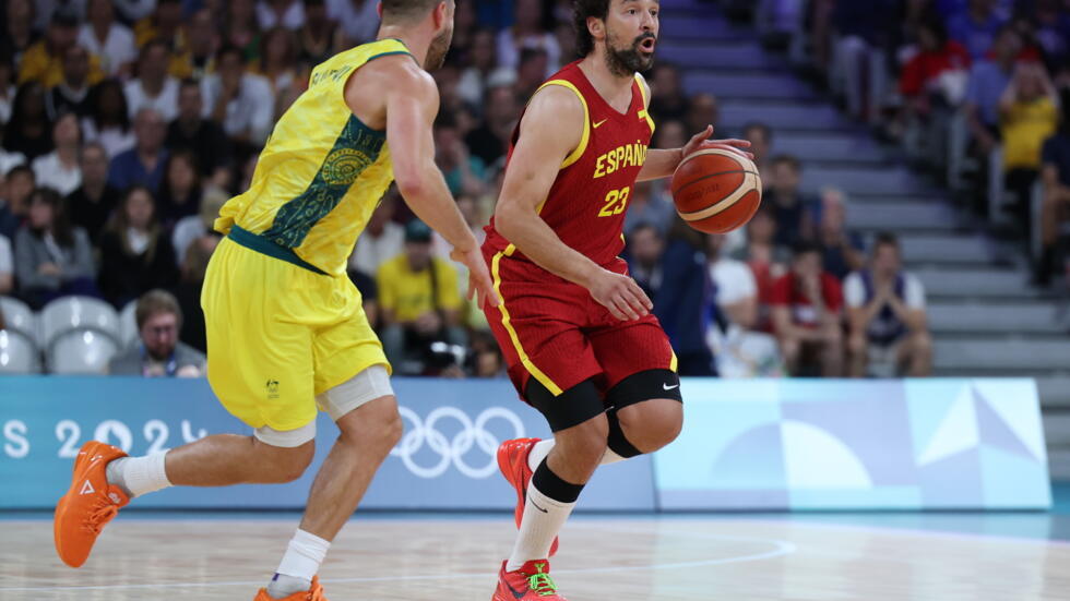 El jugador de la selección española de básquet Sergio Llull bota ante el australiano Matthew Dellavedova en el arranque del torneo olímpico, este sábado 27 de julio en Lille