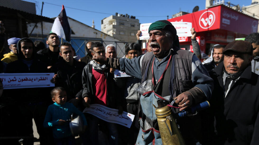 Des réfugiés palestiniens manifestaient devant le siège de de l'UNRWA à Rafah pour de meilleures conditions de vie le 11 janvier 2018.