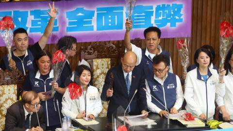 2024年5月28日，台湾立法院长韩国瑜在民进党立委的抗议声众，宣布国会改革法案三读修正通過刑法部分条文。