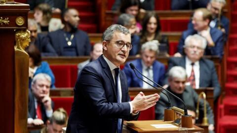 O ministro do Interior francês, Gérald Darmanin, na tribuna da Assembleia Nacional, em 19 de dezembro de 2023.