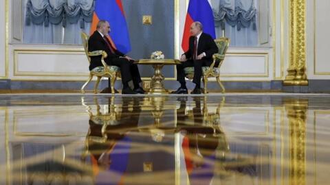 Presedintele rus Vladimir Putin si premierul armean Nikol Pasinian, la Kremlin, în marginea unui summit al Uniunii eurasiene. 8 mai 2024.