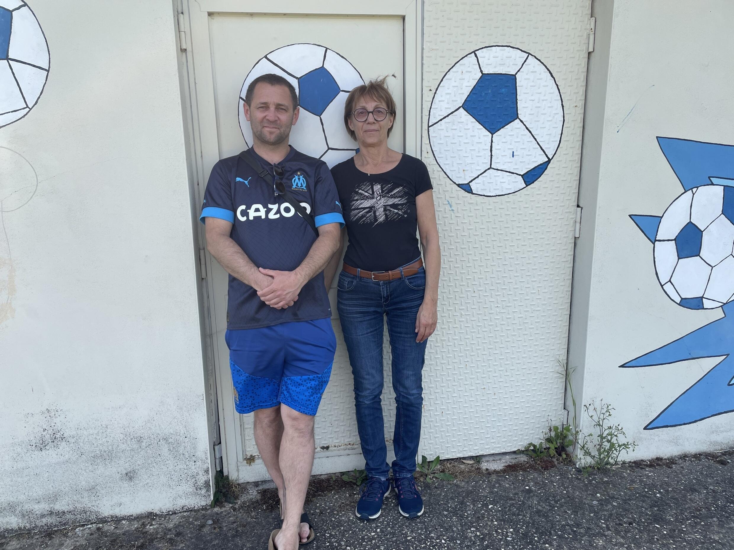 Clarisse Guinoiseau et son fils Freddy, juste devant les vestiaires du club de L'Huisserie.