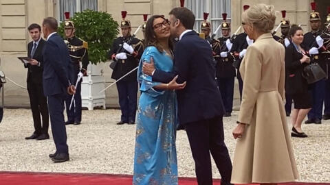 Rosângela da Silva, a Janja, mulher do presidente Luiz Inacio Lula da Silva, cumprimenta Emmanuel e Brigitte Macron antes cerimônia oficial no Palacio do Eliseu, em 26 de julho de 2024.