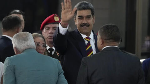 El presidente venezolano, Nicolás Maduro, saluda a la prensa en el Tribunal Supremo donde llegó para los procedimientos relacionados con la auditoría de la corte de los resultados de las elecciones pr