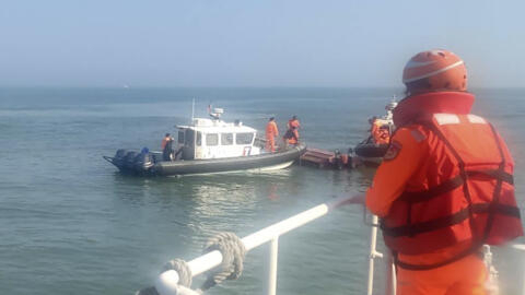 台湾海巡署2024年2月15日发布的新闻图片显示，一艘大陆籍船只在金门附近为逃逸检查而翻覆，致两人落水身亡，引发两岸争议。