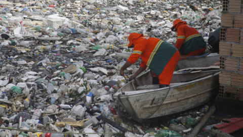 Contaminación por plásticos en el Rio Negro en Manaus, Brasil, en junio de 2022.