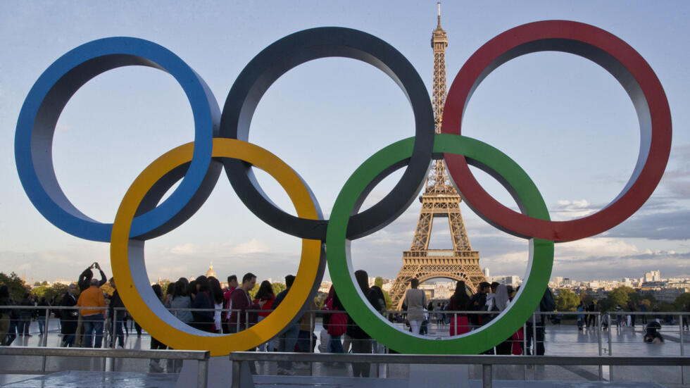 Hình minh họa: Vòng tròn Olympic dựng trước tháp Eiffel, Paris, ngày 14/09/2017.