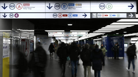 Passageiros caminham por uma das principais estações da rede de transporte da Ile-de-France, onde várias linhas de trens urbanos e metrô se encontram, Châtelet-Les Halles.