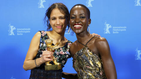 2024年2月24日，德国柏林，第74届柏林国际电影节颁奖典礼后台，导演马蒂-迪奥普（Mati Diop，左）与评委会主席露皮塔-尼永奥（Lupita Nyong'o）一起为《达荷美》（Dahomey）获得最佳电影金熊奖合影。