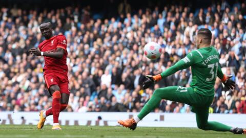 Sadio Mané remporte son duel face à Ederson lors du match Manchester City-Liverpool. Le 10 avril 2022.