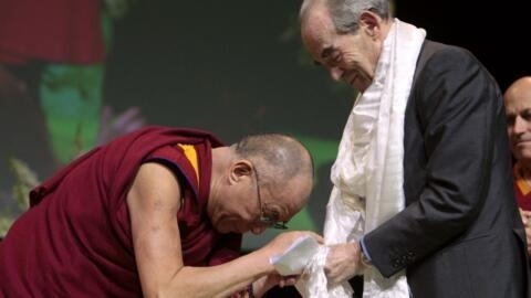 资料图片：2009年6月7日，藏传佛教精神领袖达赖喇嘛被授予巴黎荣誉市民。访问期间，与法国参议员罗贝尔-巴丹戴尔会面。
