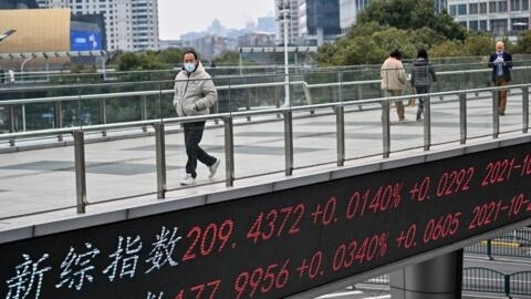 Un pont avec un panneau indique les cours de la Bourse dans le quartier financier de Shanghai, en Chine, le 22 février 2022.