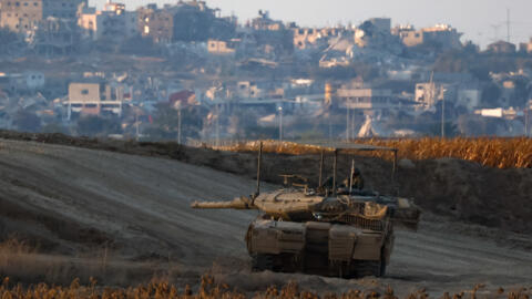 Um tanque israelense perto da fronteira Israel-Gaza, em meio ao conflito em curso.