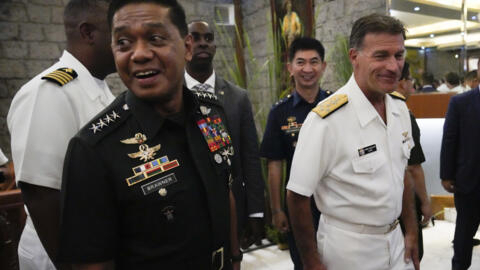 Tư lệnh quân đội Philippines Romeo Brawner (T) cùng đô đốc  John Aquilino, tư lệnh các lực lượng Mỹ tại Ấn Độ-Thái Bình Dương gặp nhau tại thành phố Quezon, Philippines, ngày 14/09/2023.