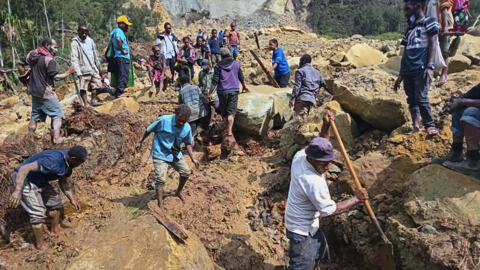 Os habitantes de Yambali depois do deslizamento, no centro da Papua Nova Guiné, a 26 de Maio de 2024.