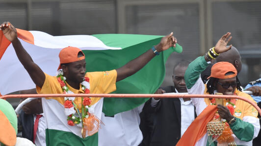 Les taekwondoïstes Cheick Cissé médaillé d'or et Ruth Gbabi, médaillée de bronze, célébrés dans les rues d'Abidjan après les JO des Rio en 2016.