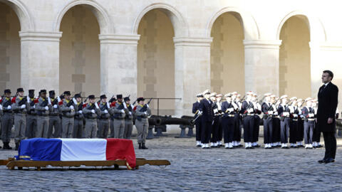 O presidente Emmanuel Macron (à direita) presta homenagem à memória de Jacques Delors, um dos idealizadores da moeda única europeia.