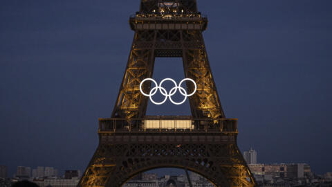 Nembo ya Olimpiki kwenye mnara wa Eiffel huko Paris.