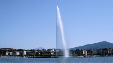 Le jet d'eau, haut de 140m, est l'emblème de la ville de Genève, en Suisse.