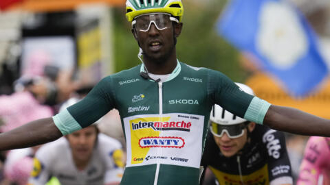 L'Érythréen Biniam Girmay, portant le maillot vert du meilleur sprinter, franchit la ligne d'arrivée de la 8e étape du Tour de France, samedi 6 juillet 2024.