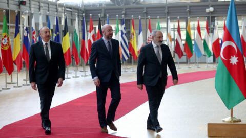 Președintele azer Ilham Aliyev (stânga), președintele Consiliului European, Charles Michel și premierul armean Nikol Pashinyan la Bruxelles, Belgia, 14 mai 2023