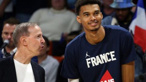 Le sélectionneur de l'équipe de France de basket, Vincent Collet, avec Victor Wembanyama, le 14 novembre 2022.