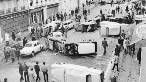 Баррикады из автомобилей на улице Гей-Люссак в Париже 11 мая 1968.