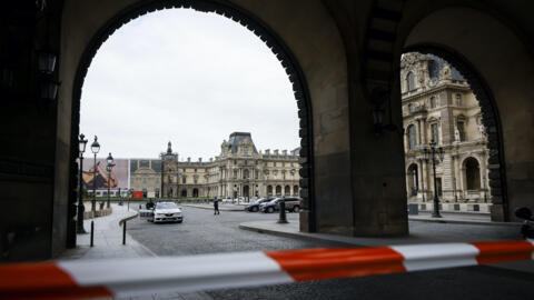 Policiais do lado de fora do Museu do Louvre, enquanto os visitantes e funcionários eram retirados após ameaça de bomba. Em Paris, em 14 de outubro de 2023. 