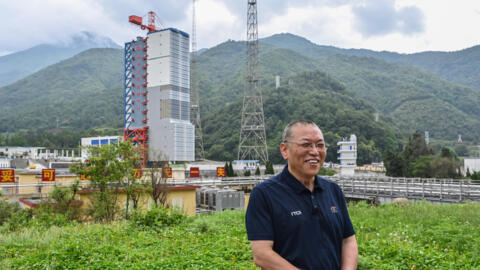 Wei Jianyan, investigador principal de la misión del satélite franco-chino Space Variable Objects Monitor (SVOM), habla con los periodistas en el sitio de lanzamiento en Xichang, provincia de Sichuan, en el suroeste de China, el 21 de junio de 2024.