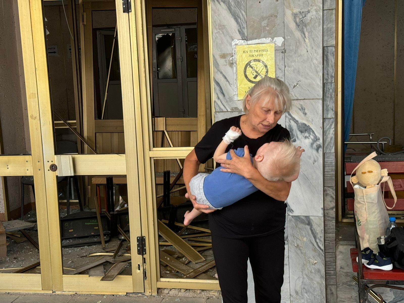 Pacientes se refugiaram em um abrigo no porão do hospital pouco antes do bombardeiro.