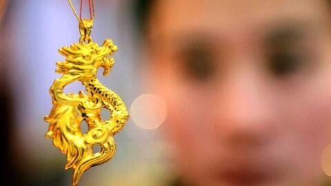 après la chute des bourses chinoises au début du mois, les bijouteries ne désemplissent pas et forcément, avec la nouvelle année lunaire qui commence, ce sont les ornements à tête de dragon qui ont la