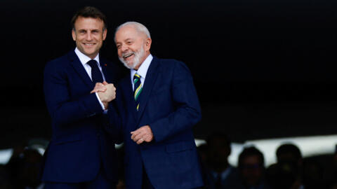 O presidente francês Emmanuel Macron cumprimenta o presidente do Brasil, Luiz Inácio Lula da Silva, durante reunião no Palácio do Planalto, em Brasília, Brasil, 28 de março de 2024.