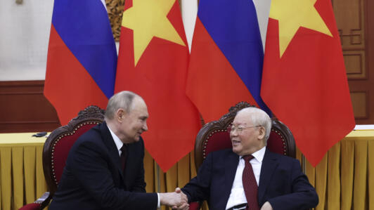 Tổng thống Nga Vladimir Putin (T) bắt tay tổng bí thư ĐCS Việt Nam Nguyễn Phú Trọng, Hà Nội, ngày 20/06/2024. 