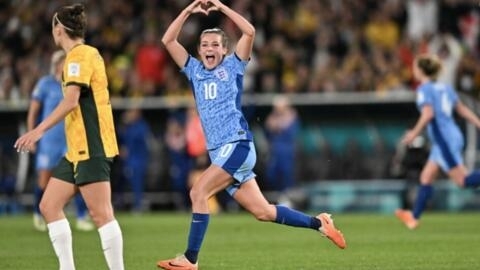 A meio-campista inglesa Ella Toone comemora após marcar um gol contra a Austrália.