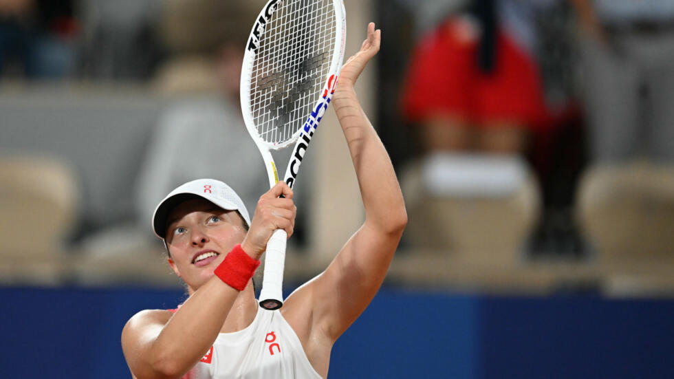 La polaca Iga Swiatek celebra su victoria ante la rumana Irina Begu en el debut del tenis femenino de los juegos de París-2024 el 27 de julio de 2024 en Roland Garros