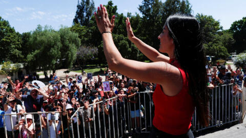 Leda Bergonzi 'La Sanadora de Rosario', saluda a la multitud mientras al Templo Votivo de Maipú (Santiago), Chile, 6 de enero 2024.