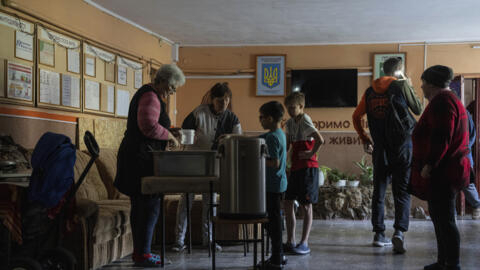 Voluntarios proveen comida a niños en Ucrania el lunes 15 de abril de 2024