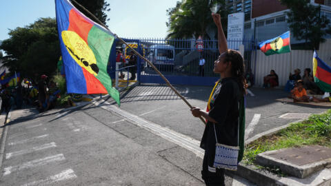 Des manifestants participent au rassemblement organisé par la Cellule de Coordination de Terrain (CCAT) devant le palais de justice de Nouméa en soutien aux 14 militants jugés pour entrave à la circulation et dégradation de biens, le 13 mai 2024.