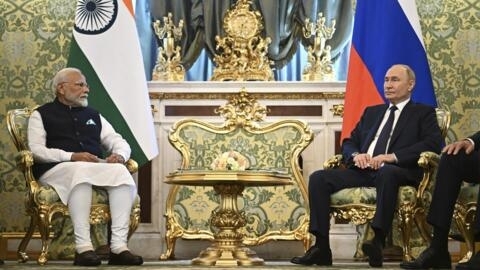 El primer ministro Narendra Modi (izquierda) y el presidente ruso Vladimir Putin (derecha) conversan durante una reunión en el Kremlin de Moscú el 9 de julio de 2024.