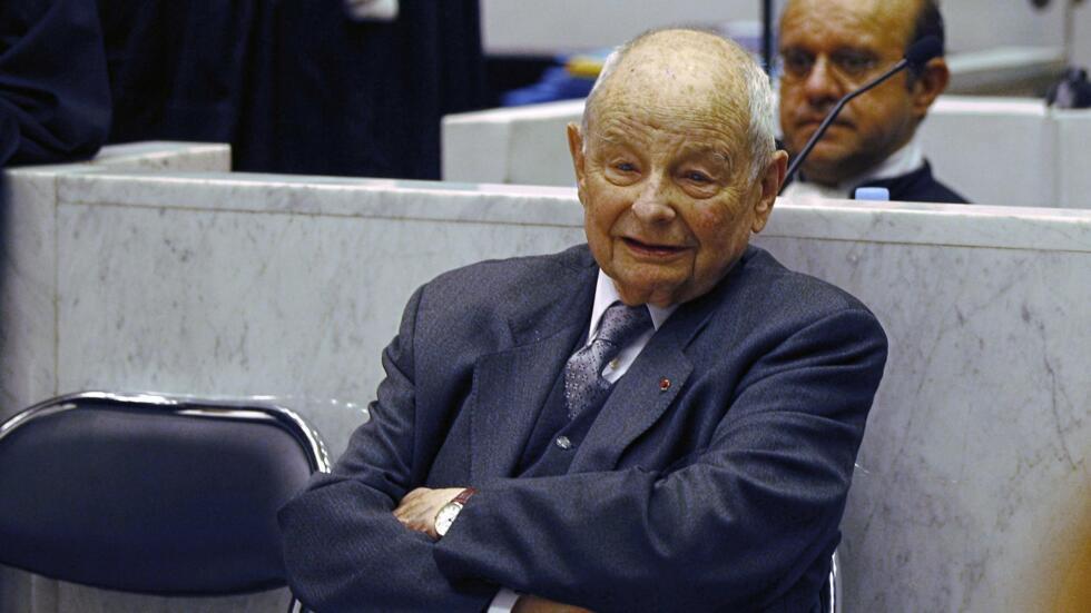 Jacques Servier, fundador do laboratório fabricante do Mediator, na abertura do processo hoje em Nanterre.