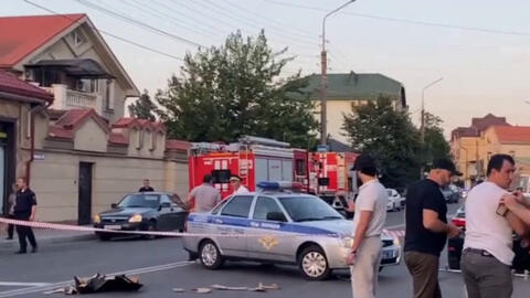 Esta captura de pantalla de un vídeo publicado el 23 de junio de 2024 por la agencia de noticias rusa RIA Novosti muestra una zona acordonada por la policía tras los atentados mortales contra iglesias y una sinagoga en la región rusa de Daguestán, en el Cáucaso.