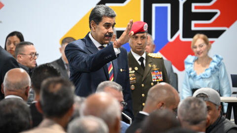 El presidente venezolano, Nicolás Maduro, saluda durante el acto de firma del acuerdo de reconocimiento de los resultados de las elecciones presidenciales del 28 de julio, en la sede del CNE en Caracas, el 20 de junio de 2024.