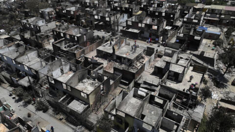 Vista aérea de casas quemadas tras un incendio forestal en el barrio El Olivar, Viña Del Mar, Chile, tomada el 8 de febrero de 2024